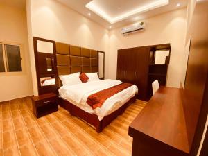 - une chambre avec un grand lit dans l'établissement Al Hayat Al Marina Suites, à Tabuk