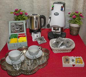 einen Tisch mit Kaffeemaschine und Teezubehör in der Unterkunft B&B Dei Cavalieri in Pisa