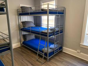 Rúm í herbergi á ☆☆ Modern Coed Dorm in Reading ☆☆