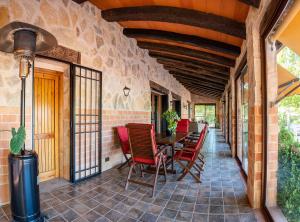 Patio alebo iná vonkajšia časť ubytovania La Finca de Tomás - 5 Estrellas - Fútbol 7, Piscina Cubierta & Pádel
