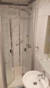 ein Bad mit einer Dusche, einem WC und einem Waschbecken in der Unterkunft Ferienwohnung Labahn in Ahlbeck