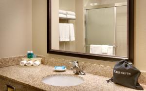 Bilik mandi di Holiday Inn Express & Suites Orem-North Provo