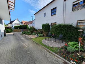 a house with a garden in front of it at Ferienwohnung Baumann in Neupotz