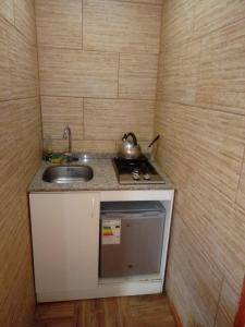 Kuchyň nebo kuchyňský kout v ubytování Habitaciones y Apartamentos el Caleuche El Tabo