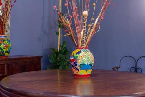 un jarrón colorido sentado sobre una mesa en Hotel Casa Santamaría, en San Miguel de Allende