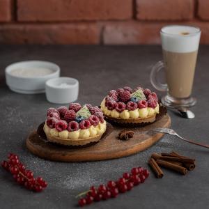 zwei Pizzen mit Beeren auf dem Schneidebrett in der Unterkunft Ostoja Garden in Brody