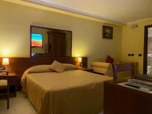 A bed or beds in a room at Actor Hotel