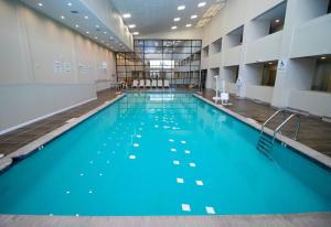 Bazén v ubytování Holiday Inn Scranton East - Dunmore by IHG nebo v jeho okolí