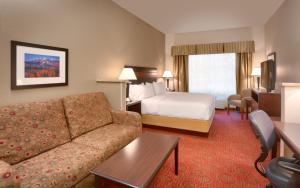 Katil atau katil-katil dalam bilik di Holiday Inn Express & Suites Orem-North Provo