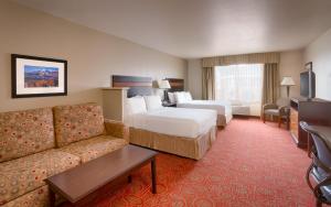 Katil atau katil-katil dalam bilik di Holiday Inn Express & Suites Orem-North Provo