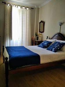 מיטה או מיטות בחדר ב-Corações Unidos "A Pensão"