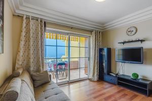 TV a/nebo společenská místnost v ubytování Orlando sea view apartment by AltamarHomes