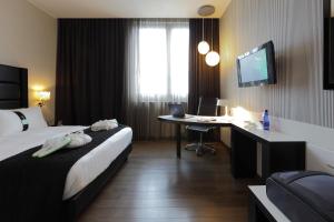 Uma televisão e/ou sistema de entretenimento em Holiday Inn Genoa City by IHG