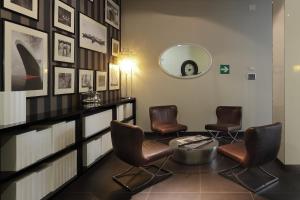 Uma área de estar em Holiday Inn Genoa City by IHG