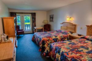 Habitación de hotel con 2 camas y ventana en Wildwood on the Lake, en Lake Placid