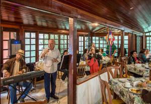 Un hombre de pie en una habitación con un teclado. en Pousada Solmaior, en Conservatória 23 fotos más