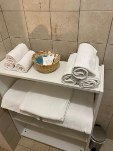 a shelf with towels and a basket on it at Green House in Lanciano