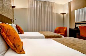 Postel nebo postele na pokoji v ubytování Quality Hotel Curitiba