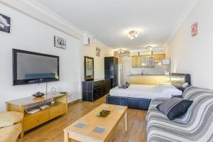A bed or beds in a room at Orlando very nice apartment by AltamarHomes