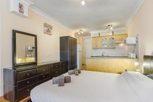 A bed or beds in a room at Orlando very nice apartment by AltamarHomes