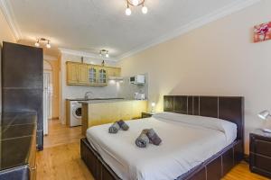 A bed or beds in a room at Orlando very nice apartment by AltamarHomes Még 24 kép