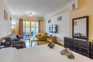 A bed or beds in a room at Orlando very nice apartment by AltamarHomes
