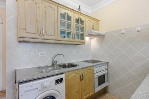 A kitchen or kitchenette at Orlando very nice apartment by AltamarHomes