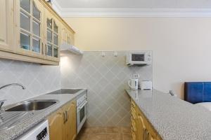 A kitchen or kitchenette at Orlando very nice apartment by AltamarHomes