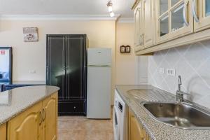 A kitchen or kitchenette at Orlando very nice apartment by AltamarHomes