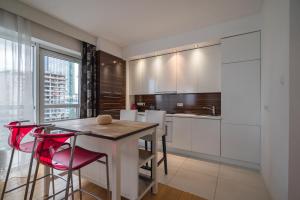 Kuchyň nebo kuchyňský kout v ubytování Platinum Towers Hotel Apartments