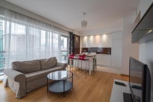 - un salon avec un canapé et une table dans l'établissement Platinum Towers Hotel Apartments, à Varsovie