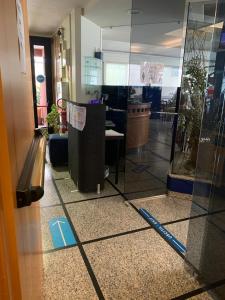 Elle offre une vue sur le hall doté d'une porte en verre. dans l'établissement Hotel Piada D'Oro, à Riccione