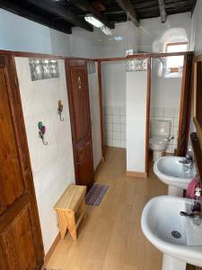 La salle de bains est pourvue de 2 lavabos et de 2 toilettes. dans l'établissement Casa emblemática Buenavista del Norte, à Buenavista del Norte