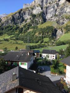 - une vue sur un village avec une montagne en arrière-plan dans l'établissement Eldorado 44, à Loèche-les-Bains