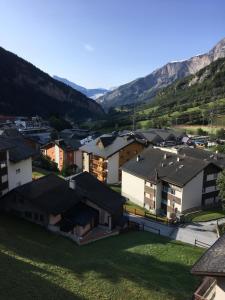 - une vue aérienne sur un village avec des maisons et des montagnes dans l'établissement Eldorado 44, à Loèche-les-Bains