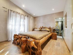 ル・ムイにあるStone holiday home with private poolのベッドルーム1室(丸太で作られた大型ベッド1台付)