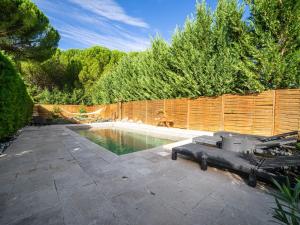 ル・ムイにあるStone holiday home with private poolの木製の柵のある裏庭のスイミングプール