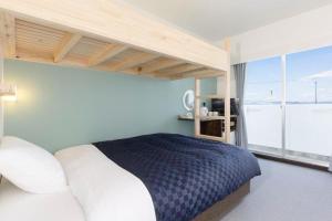 Voodi või voodid majutusasutuse Global Resort Miyajima View toas