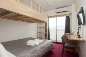 Voodi või voodid majutusasutuse Global Resort Miyajima View toas