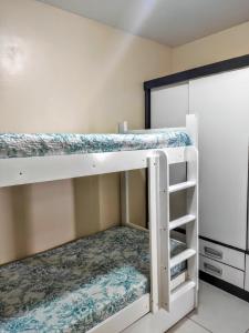 Krevet ili kreveti na sprat u jedinici u okviru objekta Apto 2 quartos em Arroio do Silva
