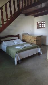 Pousada Recanto Verde e Mar في أرارواما: غرفة نوم فيها سرير ومغسلة