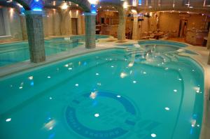 Prestige House Verona Hotel في كازان: مسبح في مبنى فيه انارة زرقاء