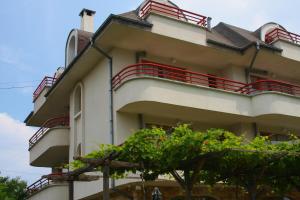 un edificio con balcones rojos en su lateral en Victoria Sinemorets Guest House, en Sinemorets