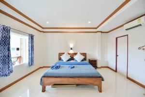 Łóżko lub łóżka w pokoju w obiekcie Baan Virog Koh Larn