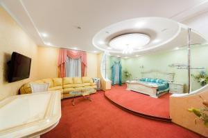 Prestige House Verona Hotel في كازان: غرفة معيشة مع أريكة وسرير