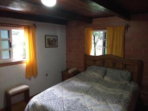 Cama o camas de una habitación en Hostal La Masía