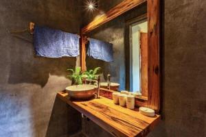 ein Badezimmer mit Waschbecken und Spiegel in der Unterkunft Cat Homestay in Hue