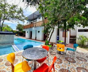 d'une terrasse avec une table et des chaises à côté de la piscine. dans l'établissement Hospederia Sol del Desierto, à Villavieja