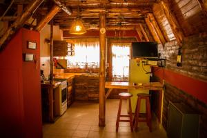 uma cozinha com uma mesa e um frigorífico amarelo em Patagonia Encantada by DECK em Esquel