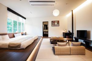 TV a/nebo společenská místnost v ubytování HOTEL KARUIZAWA CROSS
